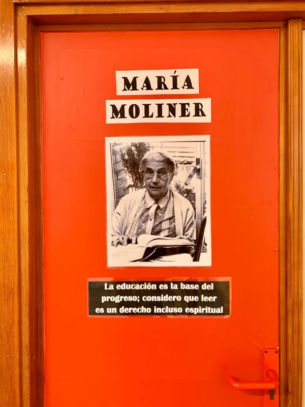 Homenaje a la mujer en el CEPA CASTILLO DE ALMANSA - Puertas con nombre de mujeres ilustres y luchadoras de todos los tiempos.