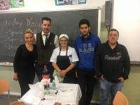 TEATRO en lengua inglesa de alumnos del MIV del CEPA CASTILLO DE ALMANSA. Simulan estar en un restaurante y se van sin pagar!!!!!